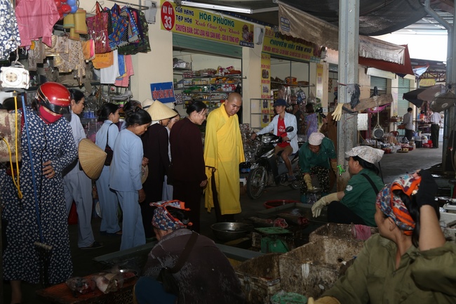 Giving vegetarian rice portions and releasing creatures at Dong Cao Pagoda - Thanh Hoa