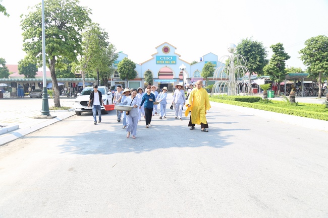 Giving vegetarian rice portions and releasing creatures at Dong Cao Pagoda - Thanh Hoa