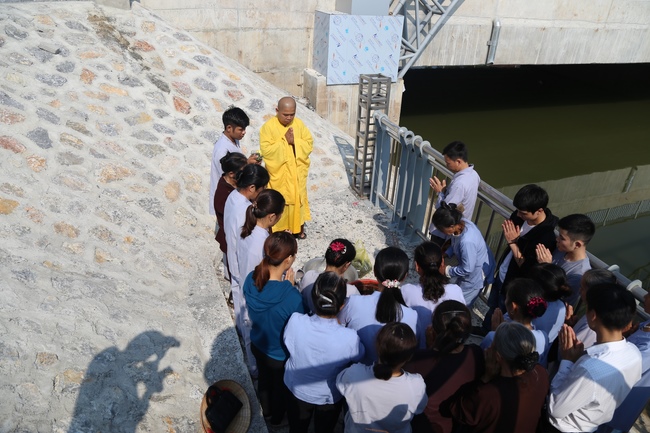 Giving vegetarian rice portions and releasing creatures at Dong Cao Pagoda - Thanh Hoa