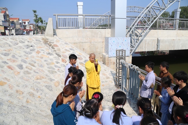 Giving vegetarian rice portions and releasing creatures at Dong Cao Pagoda - Thanh Hoa