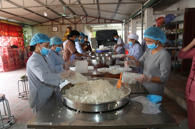 Phát cơm chay và phóng sanh chùa Đống Cao