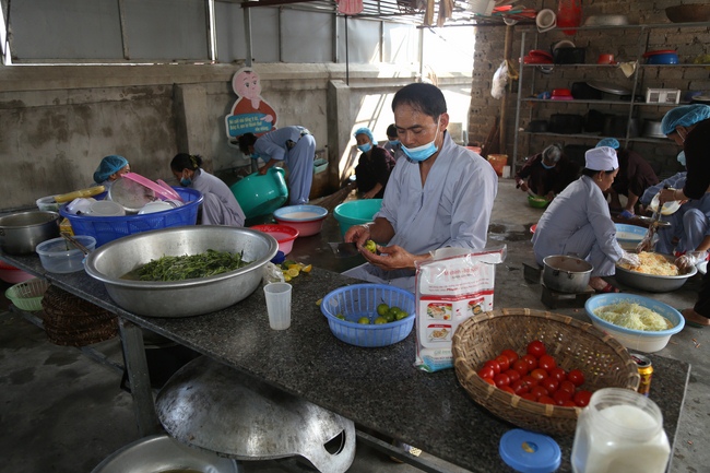 Phát cơm chay và phóng sanh chùa Đống Cao