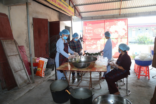 Phát cơm chay và phóng sanh chùa Đống Cao