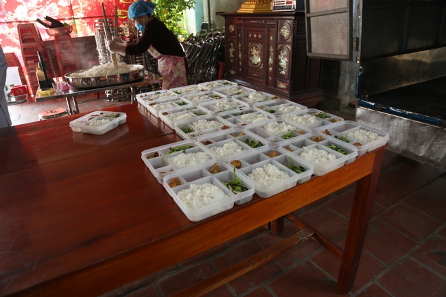 Phát cơm chay và phóng sanh chùa Đống Cao