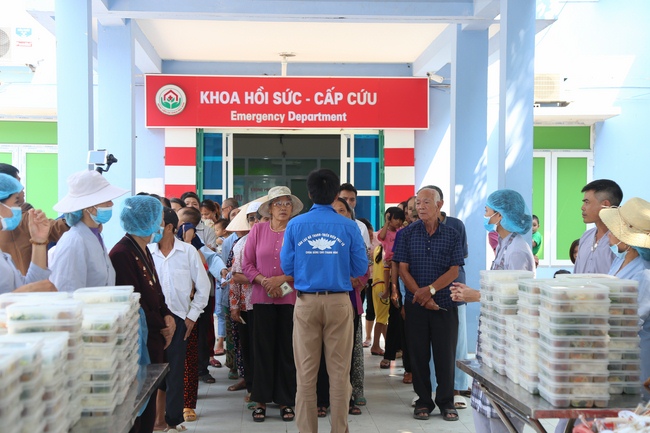 Phát cơm chay và phóng sanh chùa Đống Cao