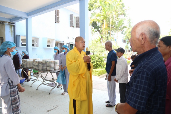 Phát cơm chay và phóng sanh chùa Đống Cao