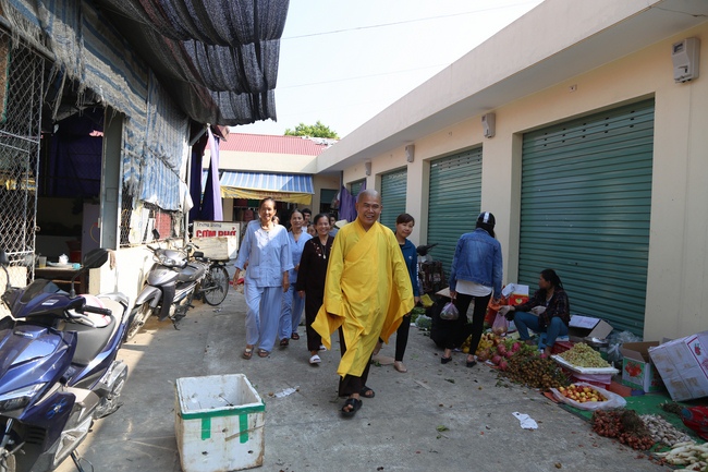 Phát cơm chay và phóng sanh chùa Đống Cao