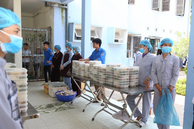 Phát cơm chay và phóng sanh chùa Đống Cao