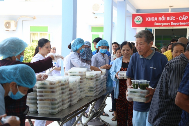 Phát cơm chay và phóng sanh chùa Đống Cao