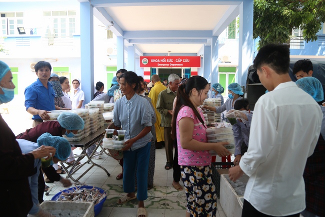 Phát cơm chay và phóng sanh chùa Đống Cao