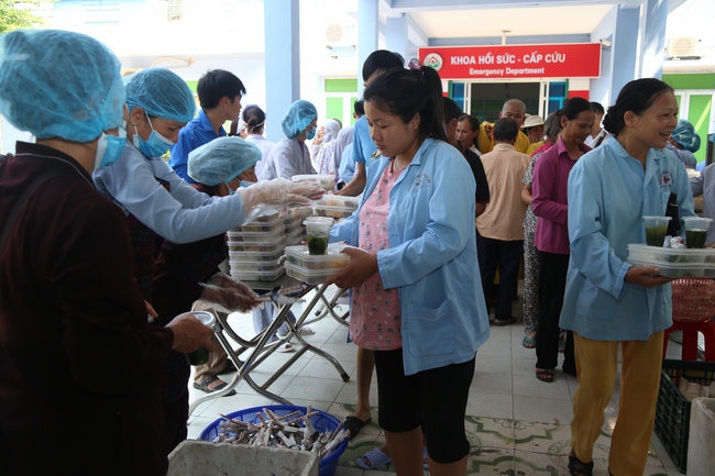 Phát cơm chay và phóng sanh chùa Đống Cao