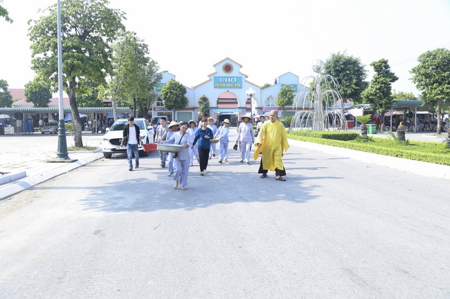 Phát cơm chay và phóng sanh chùa Đống Cao