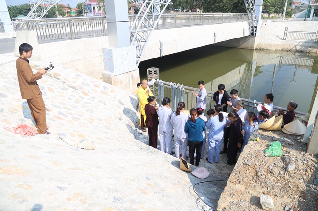 Phát cơm chay và phóng sanh chùa Đống Cao
