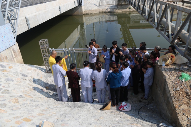 Phát cơm chay và phóng sanh chùa Đống Cao