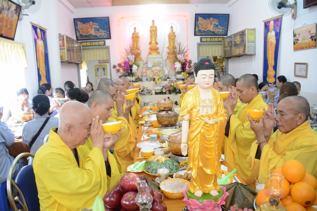 The  praying ceremony for rebirth and releasing creatures in Can Tho.