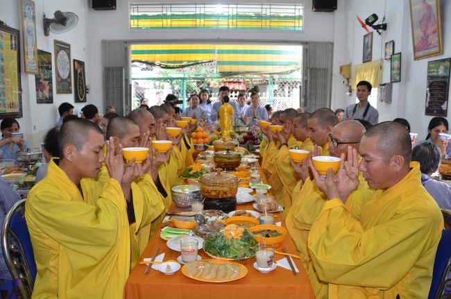 The  praying ceremony for rebirth and releasing creatures in Can Tho.