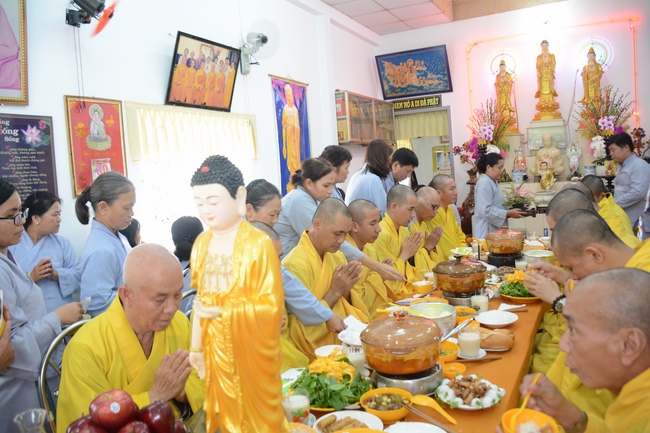 The  praying ceremony for rebirth and releasing creatures in Can Tho.