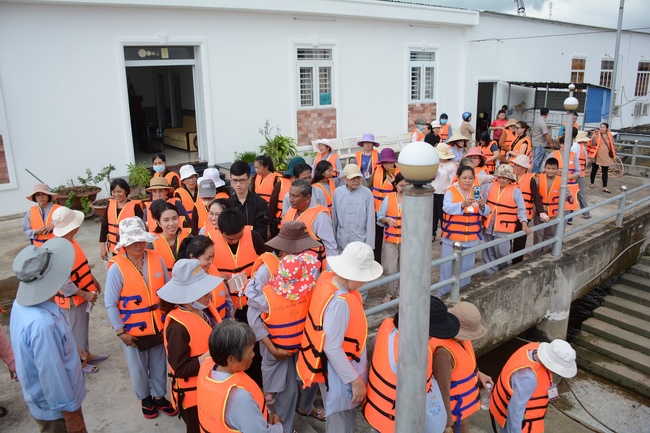 The  praying ceremony for rebirth and releasing creatures in Can Tho.