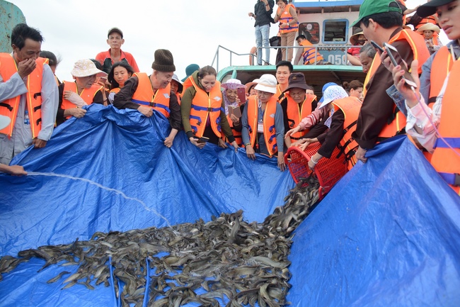 The  praying ceremony for rebirth and releasing creatures in Can Tho.