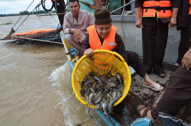 The  praying ceremony for rebirth and releasing creatures in Can Tho.