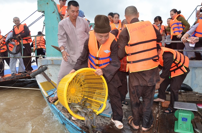 The  praying ceremony for rebirth and releasing creatures in Can Tho.