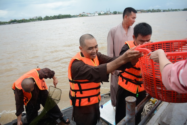 The  praying ceremony for rebirth and releasing creatures in Can Tho.