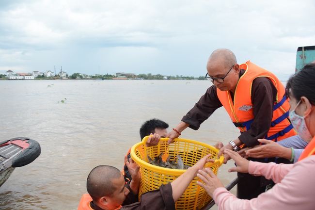 The  praying ceremony for rebirth and releasing creatures in Can Tho.