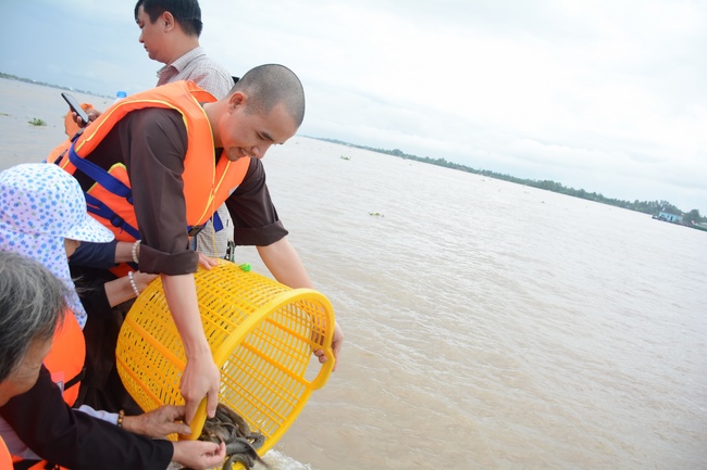 The  praying ceremony for rebirth and releasing creatures in Can Tho.