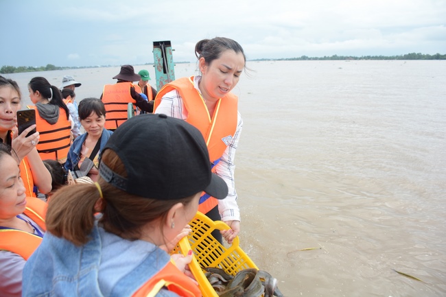The  praying ceremony for rebirth and releasing creatures in Can Tho.
