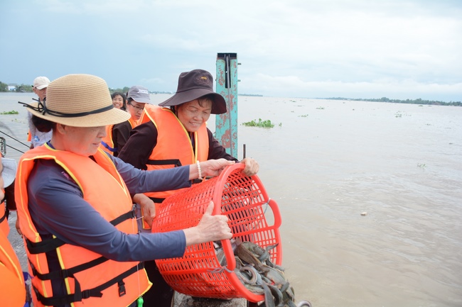 The  praying ceremony for rebirth and releasing creatures in Can Tho.