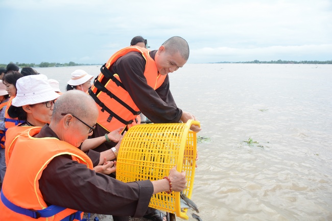 The  praying ceremony for rebirth and releasing creatures in Can Tho.
