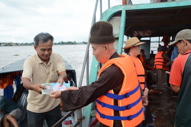 The  praying ceremony for rebirth and releasing creatures in Can Tho.