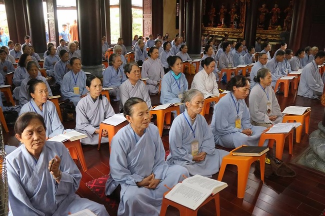 Forty-four Buddhists Joined in Prarajyà at Ten-day Course at Hoa Phuc Pagoda.
