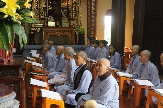Forty-four Buddhists Joined in Prarajyà at Ten-day Course at Hoa Phuc Pagoda.