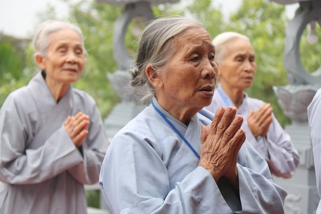 Forty-four Buddhists Joined in Prarajyà at Ten-day Course at Hoa Phuc Pagoda.