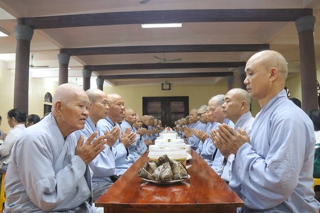Forty-four Buddhists Joined in Prarajyà at Ten-day Course at Hoa Phuc Pagoda.
