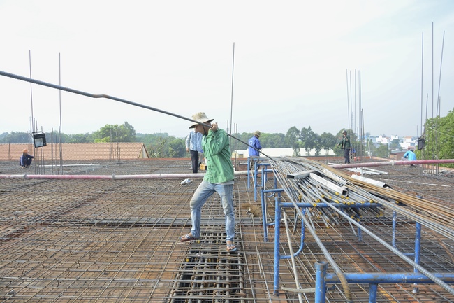 Concrete Pouring the 4th  Floor of the Multifunctional Building