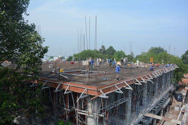 Concrete Pouring the 4th  Floor of the Multifunctional Building