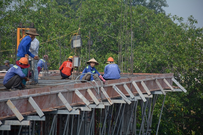 Concrete Pouring the 4th  Floor of the Multifunctional Building
