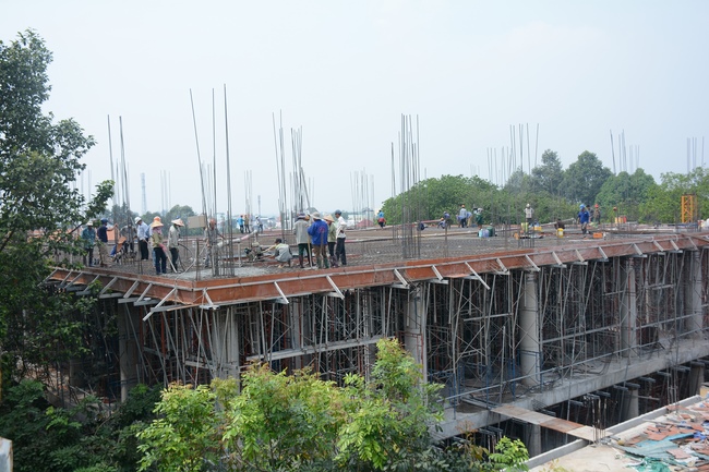 Concrete Pouring the 4th  Floor of the Multifunctional Building