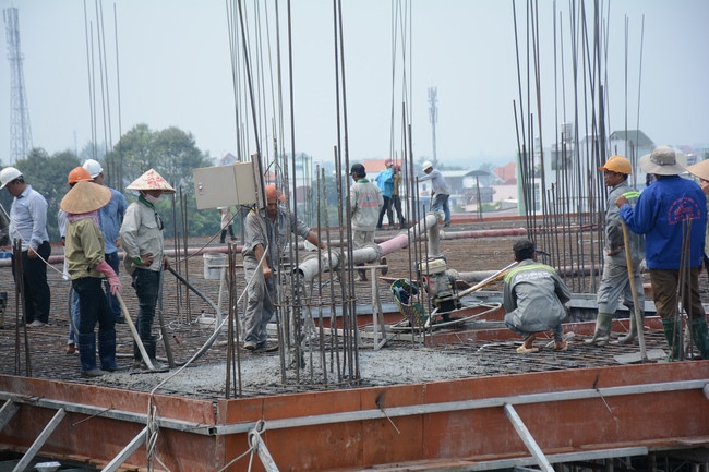 Concrete Pouring the 4th  Floor of the Multifunctional Building