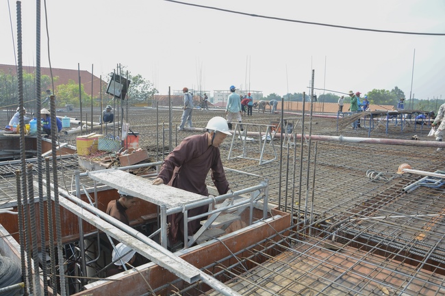 Concrete Pouring the 4th  Floor of the Multifunctional Building