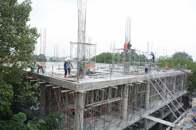 Concrete Pouring the 4th  Floor of the Multifunctional Building