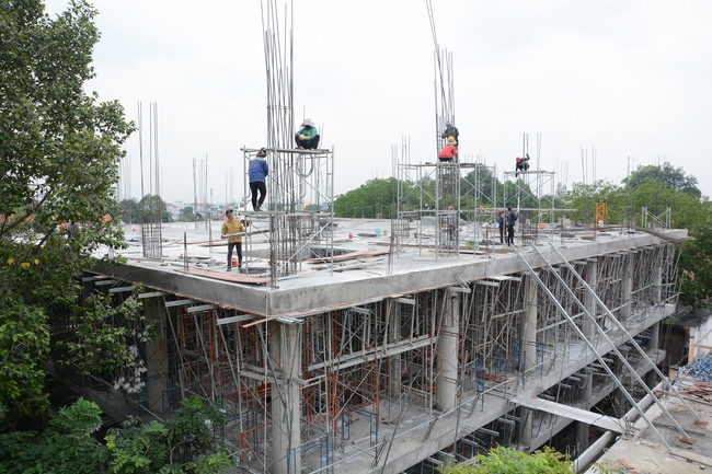 Concrete Pouring the 4th  Floor of the Multifunctional Building