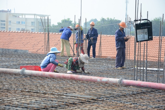 Concrete Pouring the 4th  Floor of the Multifunctional Building
