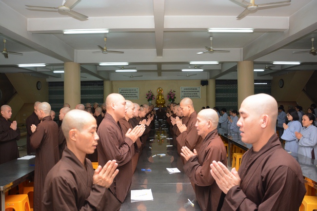 Chư Tăng và Phật tử ôn lại cuộc đời và đạo nghiệp Tổ khai sáng chùa Hoằng Pháp