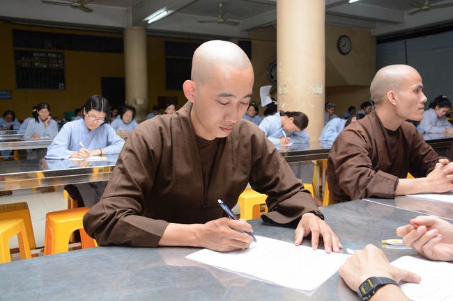 Chư Tăng và Phật tử ôn lại cuộc đời và đạo nghiệp Tổ khai sáng chùa Hoằng Pháp