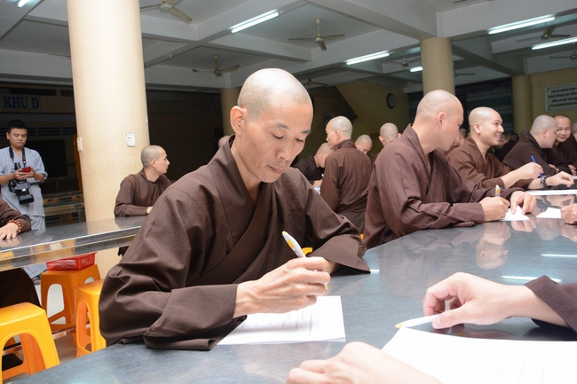 Chư Tăng và Phật tử ôn lại cuộc đời và đạo nghiệp Tổ khai sáng chùa Hoằng Pháp