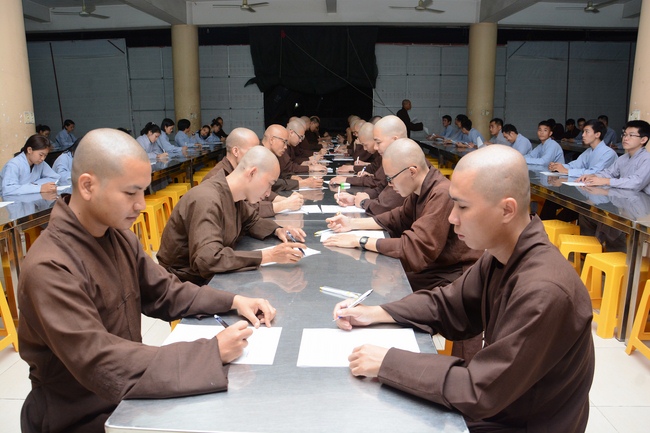 Chư Tăng và Phật tử ôn lại cuộc đời và đạo nghiệp Tổ khai sáng chùa Hoằng Pháp