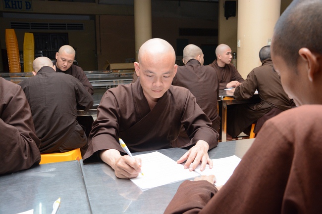 Chư Tăng và Phật tử ôn lại cuộc đời và đạo nghiệp Tổ khai sáng chùa Hoằng Pháp